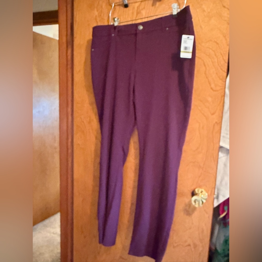 Gloria Vanderbilt Women's Plum Wine Pants,
NWT